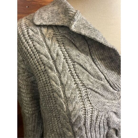 Time and Tru Gray Cable Knit V-Neck Collared Long Sleeve Sweater Size L (12-14) - Picture 4 of 9